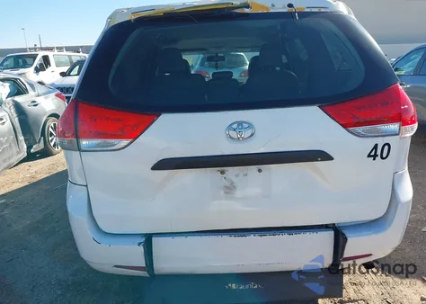 2012 Toyota Sienna Base V6 7 Passenger z USA, uszkodzony, nr VIN 5TDZK3DC8CS268271